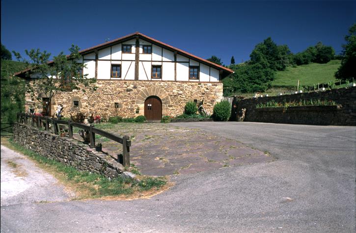 fatxada nekazalturismoa baztarretxe gipuzkoan