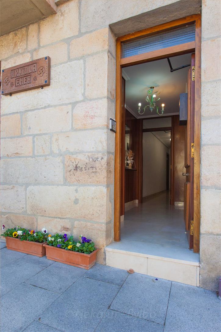 sarrera landa etxea Urkiola Enea Araban