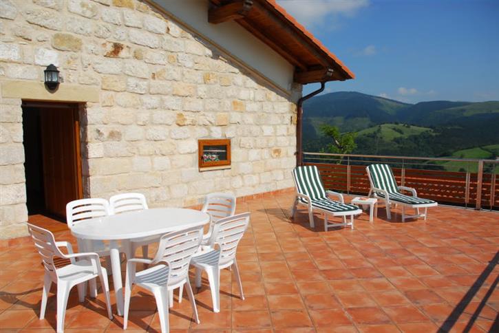 terraza landa-etxea Erretzabal Txiki Gipuzkoan