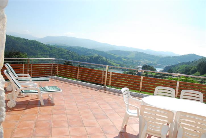 terraza 1 landa-etxea Erretzabal Txiki Gipuzkoan