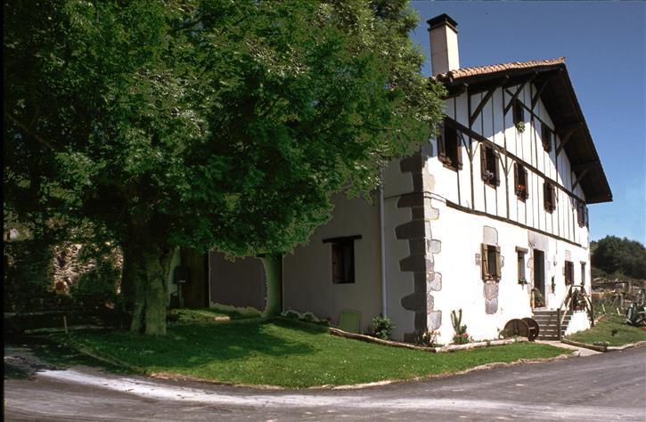 fatxada nekazalturismoa saskarate gipuzkoan