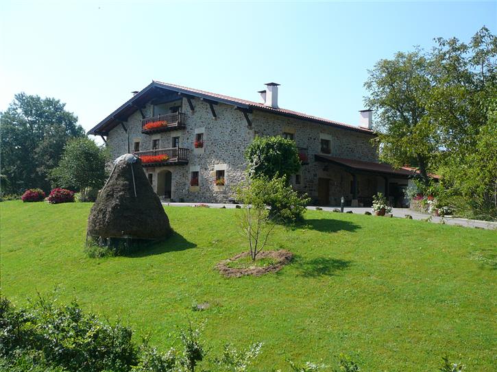 fatxada nekazalturismoa oiharte gipuzkoan