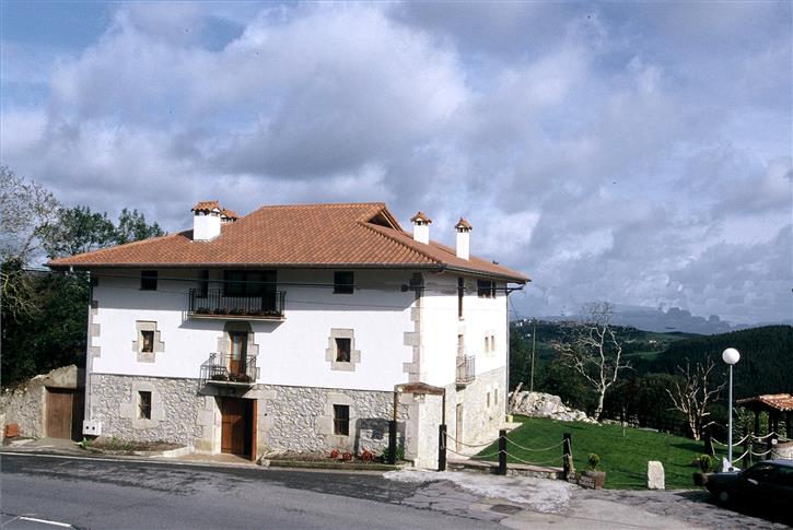 Fachada 1 agroturismo Endeitxe en Bizkaia