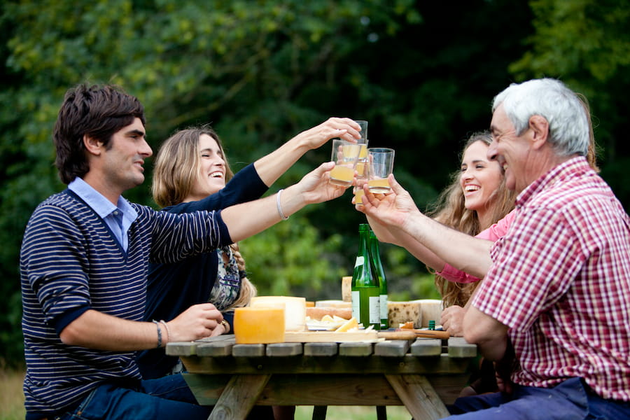 Señor mayor en la huerta