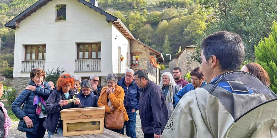 Propietarios de Nekatur recibiendo una formación